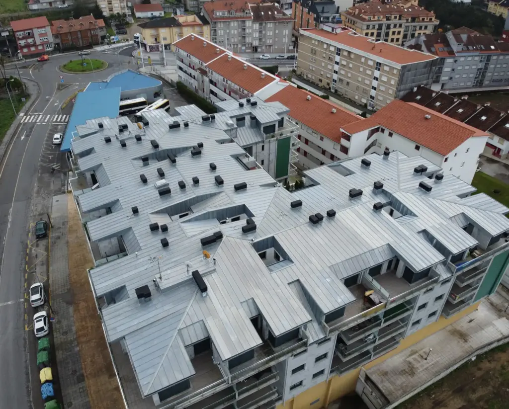Sustitución de Cubierta en Edificio de Viviendas en Sanxenxo, Pontevedra