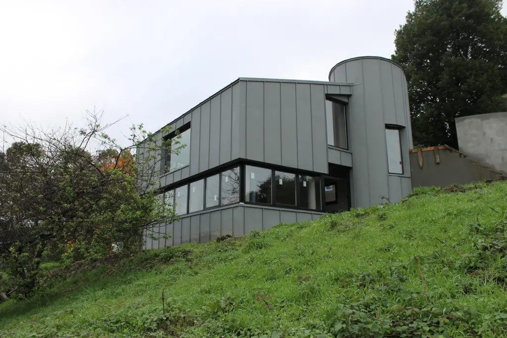 Vivienda Unifamiliar en A Coruña fachada curva zinc quartz