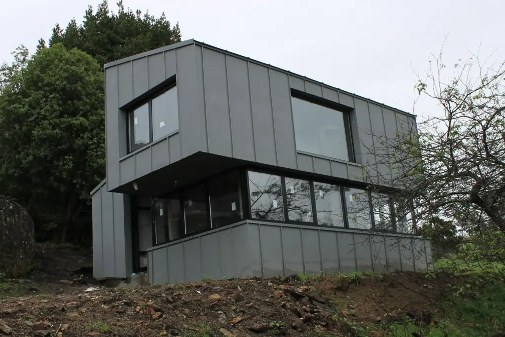 Vivienda Unifamiliar en A Zapateira, A Coruñafachada curva zinc