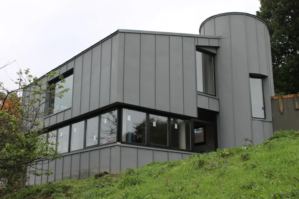 Vivienda Unifamiliar en A Zapateira, A Coruñafachada curva zinc quartz