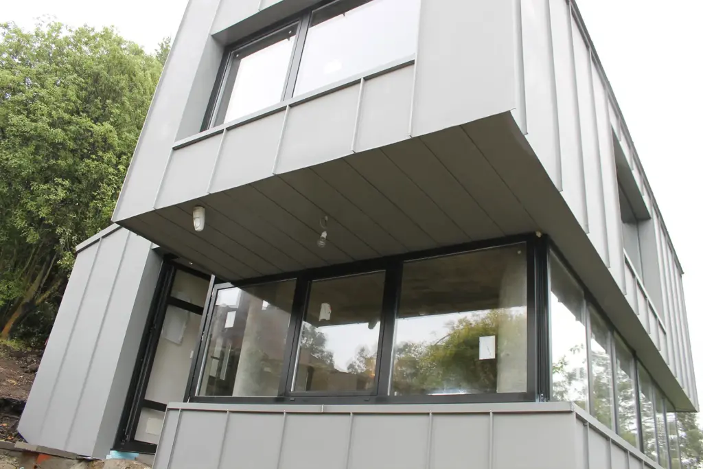 Vivienda Unifamiliar en fachada curva zinc quartz