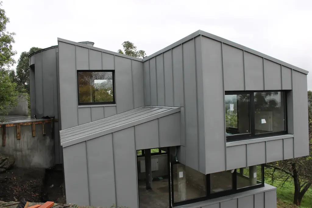 fachada Vivienda Unifamiliar en A Zapateira, A Coruñafachada curva zinc quartz