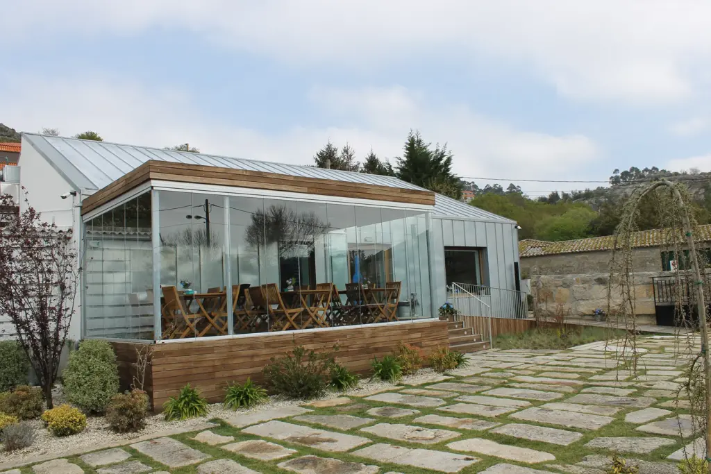 fachada en zinc natural restaurante menduiña