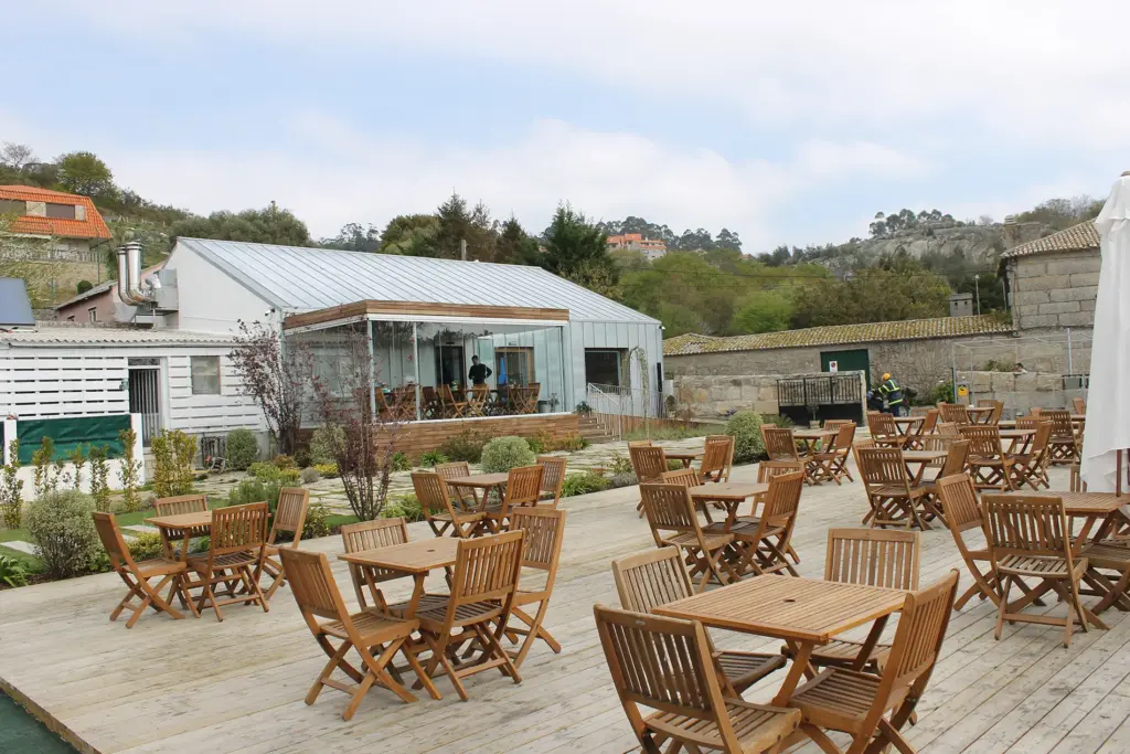 fachada zinc natural en restaurante menduiña