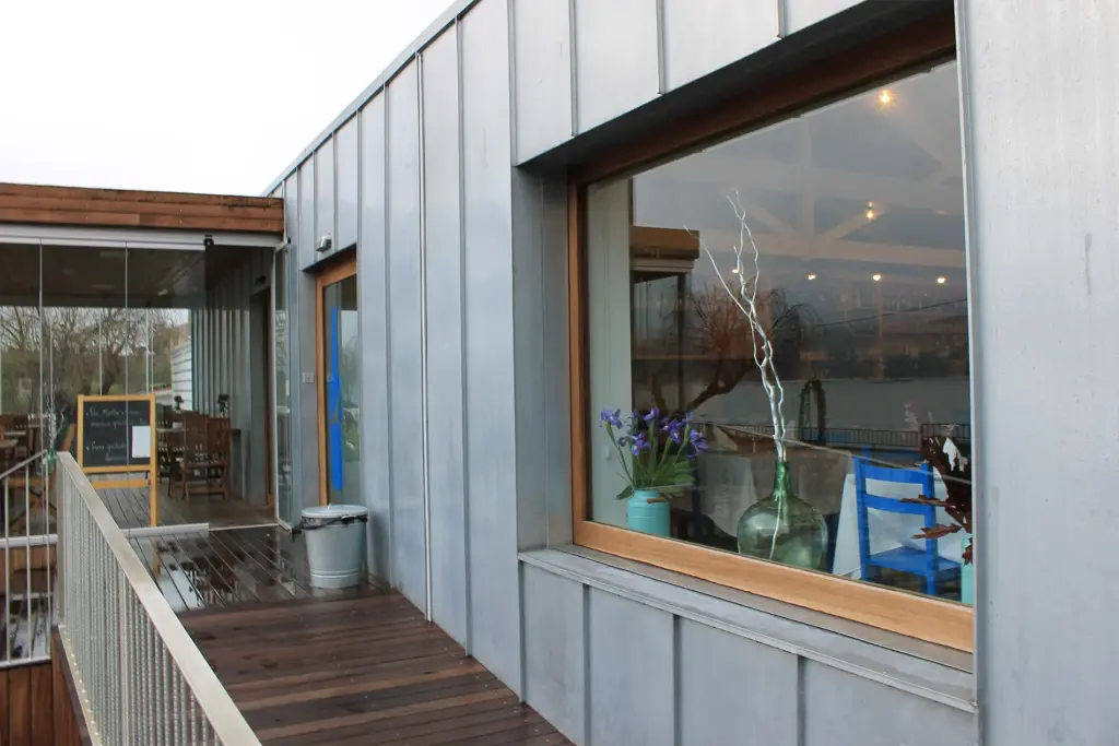 fachada zinc natural restaurante menduiña