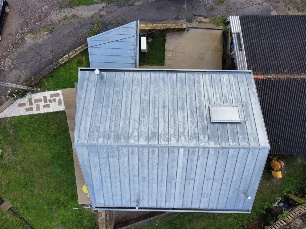 cubierta zinc vivienda xeve