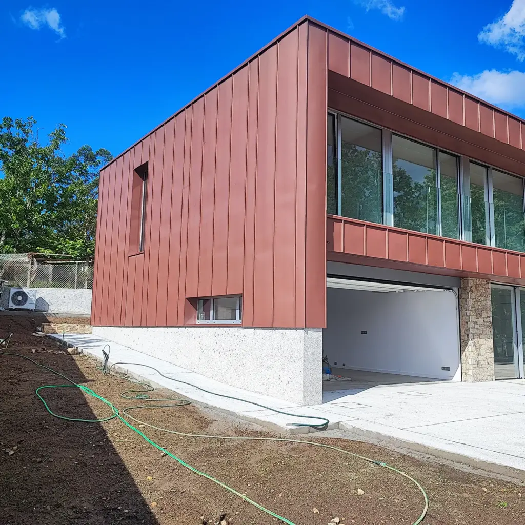 fachada cubierta cinc rojo vivienda unifamiliar