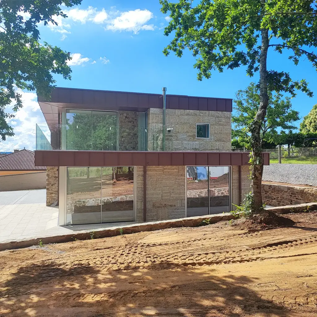 fachada cubierta cinc rojo vivienda unifamiliar2