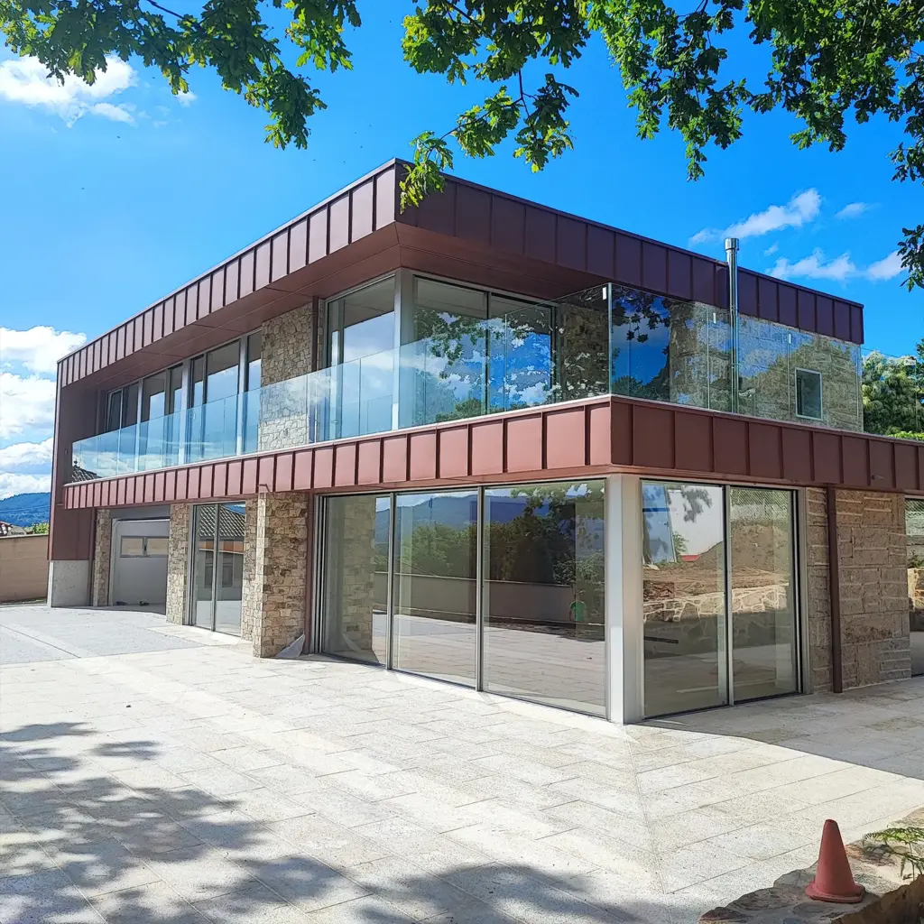 fachada cubierta cinc rojo vivienda unifamiliar3